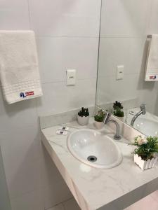 热基耶POUSADA LUNARA的一间带水槽和镜子的浴室
