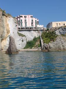 蓬扎Hotel Bellavista的悬崖上靠近水体的建筑物