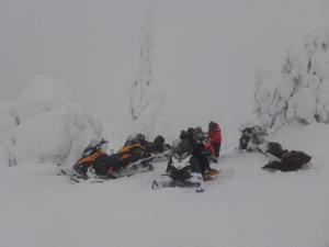库萨莫奥丽兰假日山林小屋的一群坐在雪地里的人
