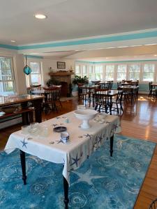 The Tern Inn Bed & Breakfast and Cottages餐厅或其他用餐的地方