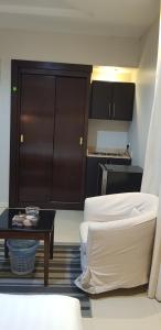 阿尔卡吉Nozul Al Tout Furnished Apartments的带沙发和咖啡桌的客厅