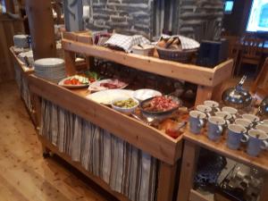 库萨莫奥丽兰假日山林小屋的餐桌上的自助餐,包括盘子