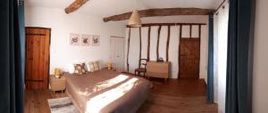 MonlezunJazz et Vacances的一间卧室设有一张大床,铺有木地板。