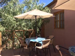 圣佩德罗·德·阿塔卡马Refugio Don Natu的庭院内桌椅和遮阳伞