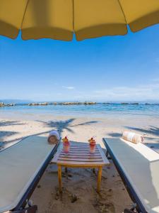 巴亚尔塔港科斯塔苏尔Spa及度假酒店的海滩上的一张遮阳伞下的野餐桌
