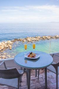 巴亚尔塔港科斯塔苏尔Spa及度假酒店的一张桌子,上面放着一盘食物和两杯橙汁