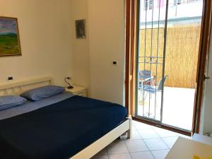 圣贝内代托-德尔特龙托Casavacanze estate 1的一间卧室设有一张床和一个阳台