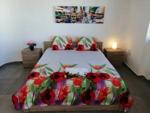 Glyka NeraSpacious & Modern Studio Apartment Near the Airport的一间卧室,床上有红色的鲜花