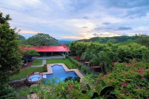 Tajo Alto维斯塔格尔佛冒险公园及酒店的享有带游泳池的房屋的空中景致