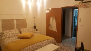 奥斯图尼Casette O5funi dei Mastri Funai的一间卧室配有一张黄色枕头的床
