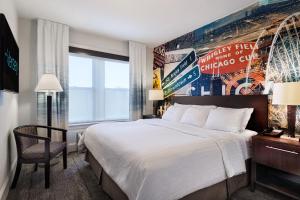 芝加哥维尔西酒店的一间设有大床和窗户的酒店客房