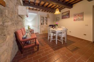 蒙泰穆尔洛Casa delle rose的客厅配有桌椅