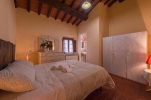 蒙泰穆尔洛Casa delle rose的一间卧室配有一张床,上面有两条毛巾