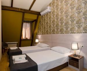 第比利斯Home@97 on Aghmashenebeli Avenue的酒店客房设有两张床和窗户。