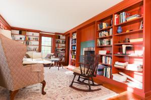 AddisonWhitford House and Twin View Barn的客厅设有书架,书架上摆放着书籍