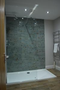 拉夫堡The Manor House at Quorn的一间设有砖墙淋浴的浴室