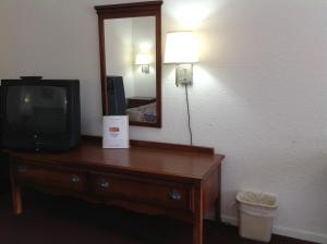 休斯顿斯特德布鲁克酒店/能源走廊廉价汽车旅馆的坐在酒店房间梳妆台上的电视