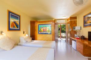 The Rarotongan Beach Resort & Lagoonarium客房内的一张或多张床位