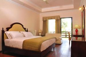 加尔加乐华衣科贝特度假酒店的卧室配有床、椅子和窗户。