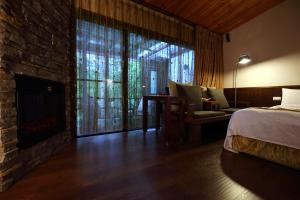 Fengshan 葛莉丝庄园的一间卧室设有壁炉、一张床和一张沙发