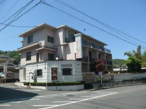 京都Hotel Fine Olive Kyoto Yamashina (Adult Only)的街道边的白色建筑
