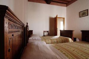 圣罗科阿费力法托瑞亚迪卡瓦里奥尼农家乐的一间卧室,配有两张床
