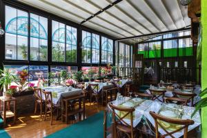 安塔利亚Microyal Hotel的餐厅设有桌椅和窗户。