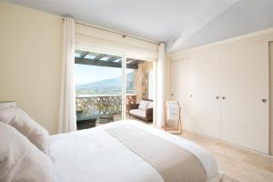 卡拉德米哈斯Luxury townhouse La Cala Golf Resort (Golf, Beach, Nature and Amazing views)的一间卧室设有一张床和一个大窗户
