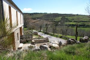 Saint-Étienne-du-ValdonnezGites La Boletiere的山旁有路的建筑