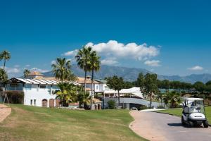 卡拉德米哈斯Luxury townhouse La Cala Golf Resort (Golf, Beach, Nature and Amazing views)的停在房子前面的摩托车