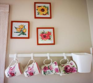 帕兰加Rita's Guest House的挂在墙上的一排刺绣枕头