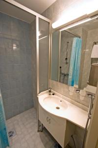 坦佩雷芒果酒店的一间带水槽和镜子的浴室