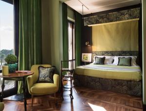 佛罗伦萨维罗纳丛林豪华套房住宿加早餐旅馆的卧室配有1张床、1张桌子和1把椅子