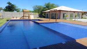 Paulo AfonsoCondomínio Residencial Sossego na Beira do Rio的一个带游乐场的大型蓝色游泳池