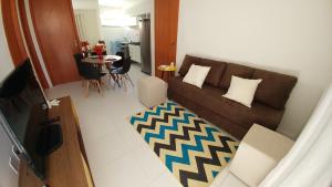 Paulo AfonsoCondomínio Residencial Sossego na Beira do Rio的客厅配有沙发和桌子