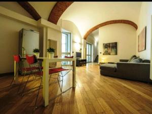都灵Casa Maltese的客厅配有桌椅和沙发