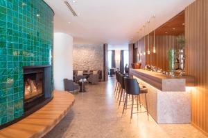 科尔蒂纳丹佩佐法洛里亚山Spa度假酒店的带壁炉的大堂和酒吧