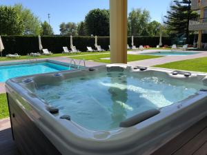 维亚纳堡多帕克酒店的游泳池旁的按摩浴缸