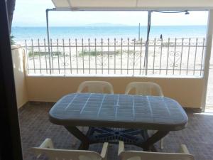 阿特米达On the beach studio的享有海滩景致的客房内的桌椅