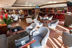 伊斯坦布尔Eresin Hotels Topkapı的一个带桌椅的沙龙和一间酒吧