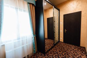 第聂伯罗汗法梧桐酒店的走廊上设有镜子和一扇门