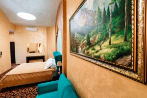 第聂伯罗汗法梧桐酒店的一间挂有壁画的酒店客房