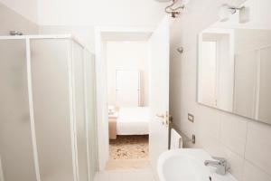 新福卡Marinaio的白色的浴室设有水槽和镜子