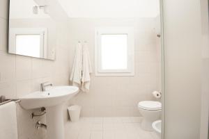 新福卡Marinaio的白色的浴室设有水槽和卫生间。