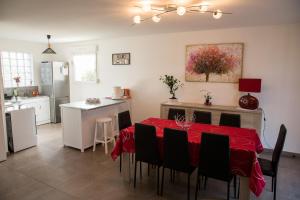 MattaincourtGîte Mattaincourt的厨房配有一张桌子,上面有红色的桌布