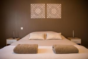 MattaincourtGîte Mattaincourt的一间卧室配有一张带两个枕头的床