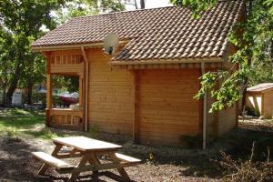 拉特斯特德布赫chalet 143 bassin d'Arcachon的小木屋前方设有野餐桌