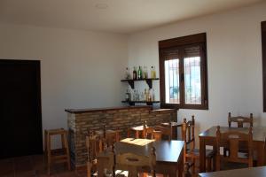 Casas de Don PedroCasa Rural El Nidal的一间带桌椅和壁炉的用餐室