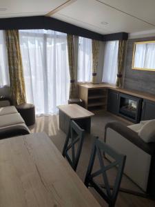 帕Par Sands Coastal Holiday park的客厅配有沙发和桌子