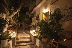 圣加利尼吉奥马酒店的户外庭院在晚上配有桌子和盆栽植物